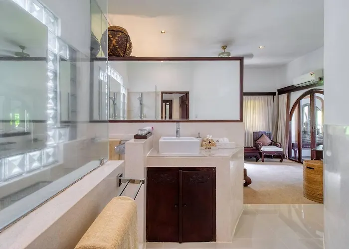 3br Oasis, Sleeps 6, Walk To Restbars Seminyak